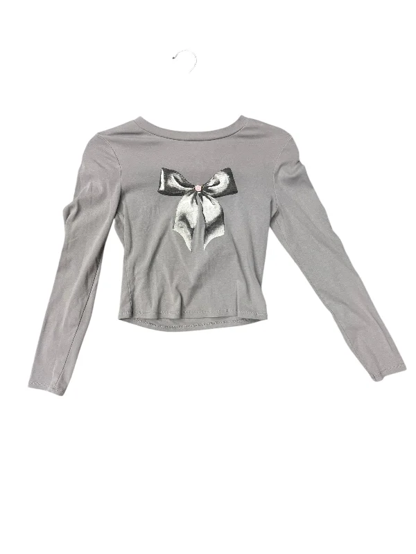 women's tops for those who want to stay on top of the latest fashion trends and wear pieces that are both stylish and on-trendTop Long Sleeve By Madden Girl In Grey, Size: M